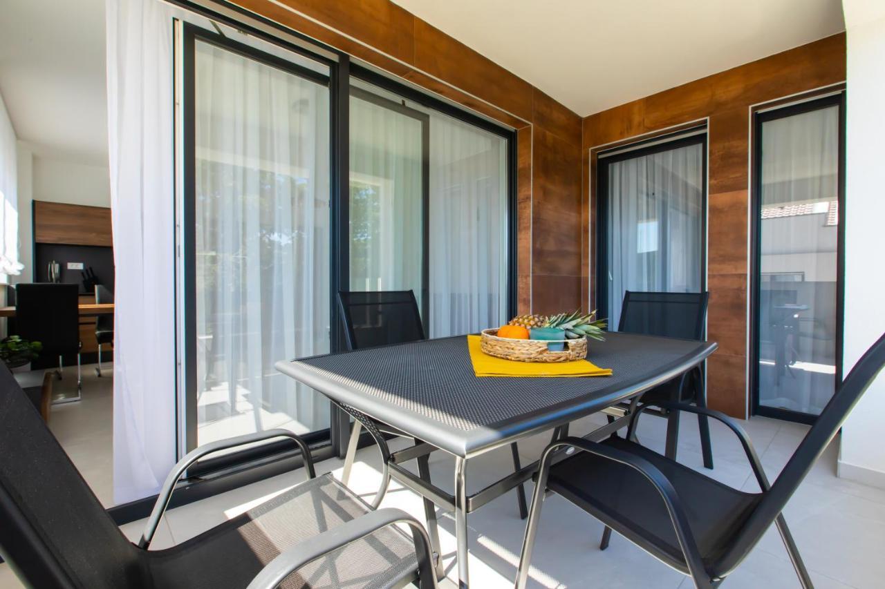 Beachfront Residences Stara Novalja Exterior photo